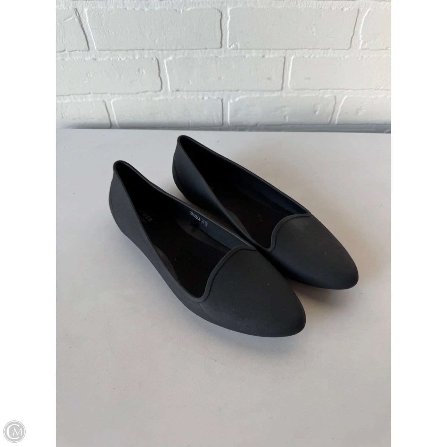 Shoes Flats By Crocs In Black, Size: 9