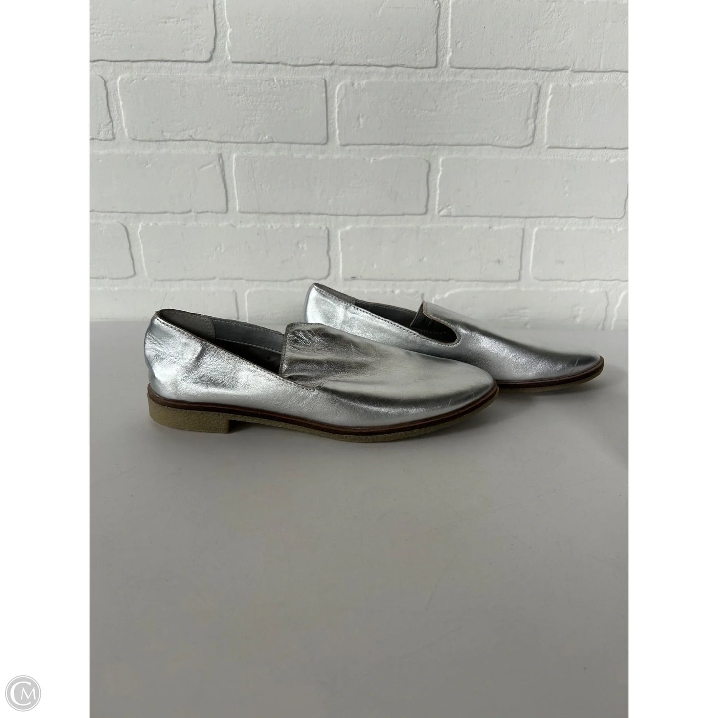 Shoes Flats By Dolce Vita In Silver, Size: 6