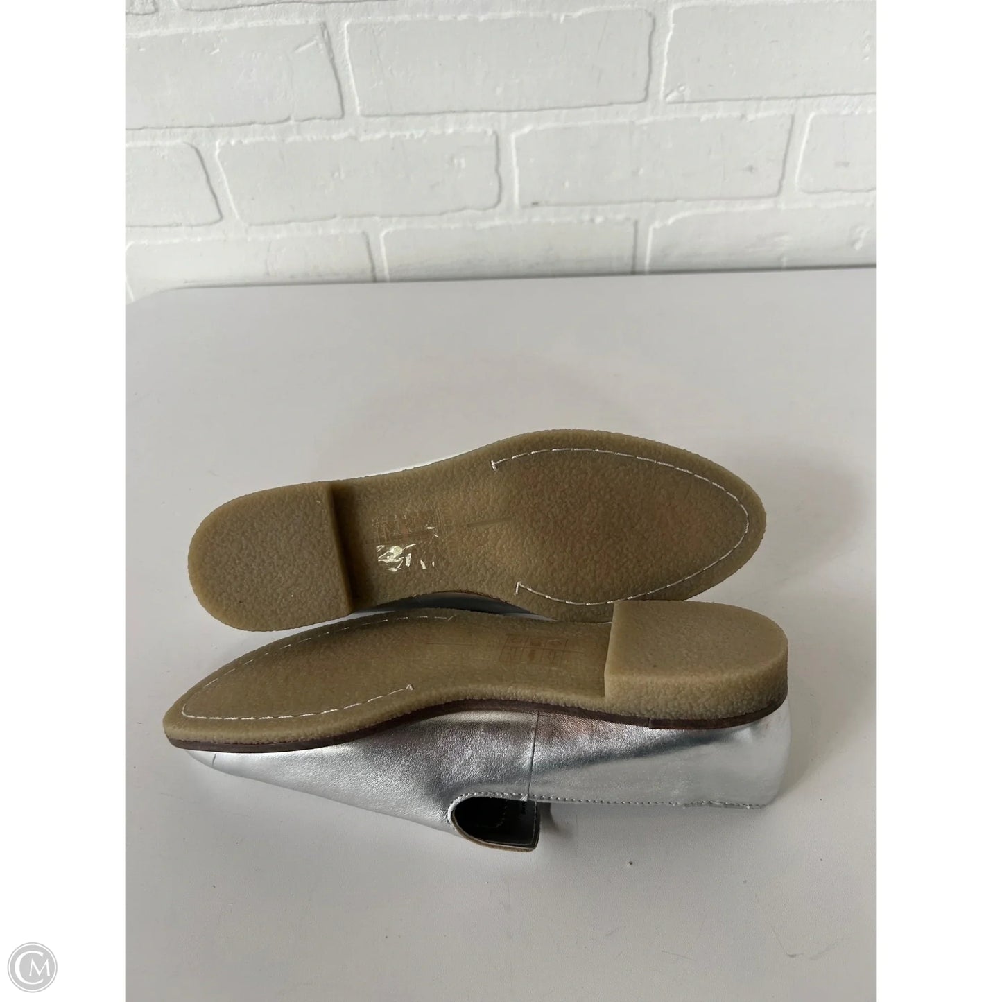 Shoes Flats By Dolce Vita In Silver, Size: 6