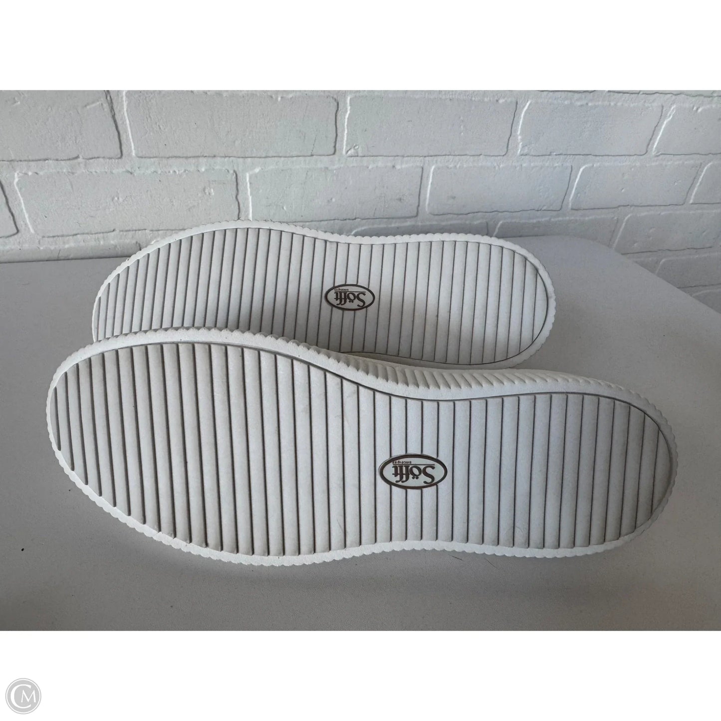 Shoes Sneakers By Sofft In White, Size: 11
