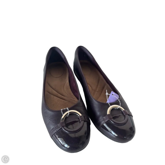 Shoes Flats By Clarks In Brown, Size: 8