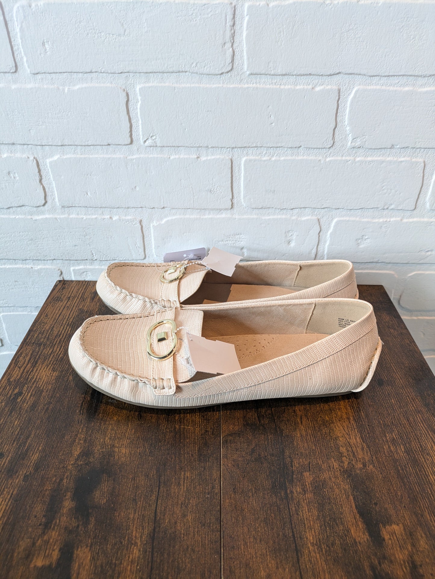 Tan Shoes Flats Liz Claiborne, Size 9.5