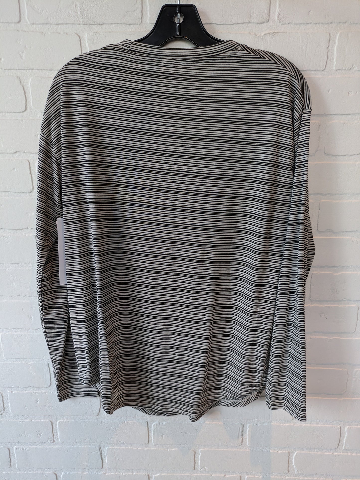 Athletic Top Long Sleeve Crewneck By Athleta In Black & White, Size: S