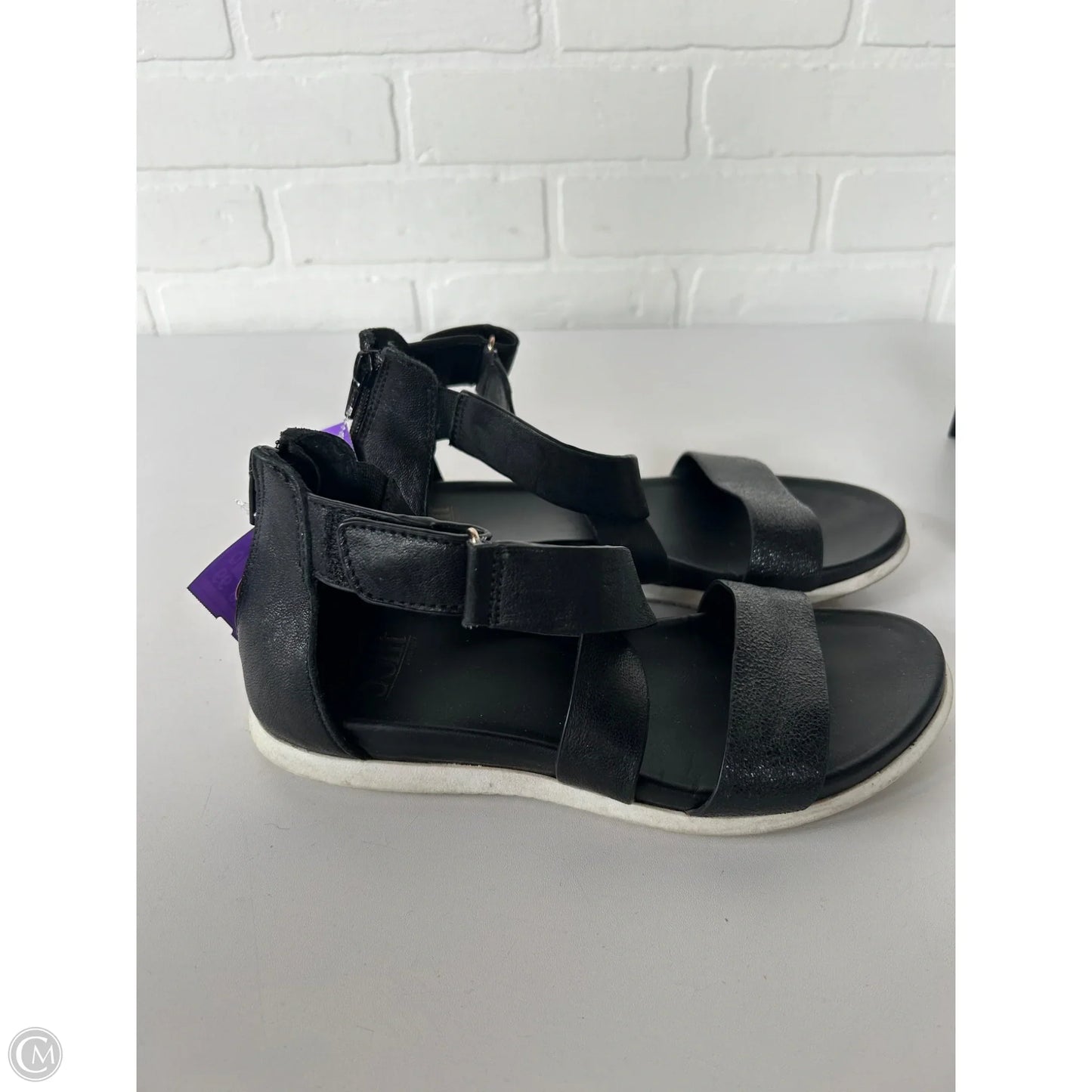 Sandals Flats By Sofft In Black & White, Size: 6