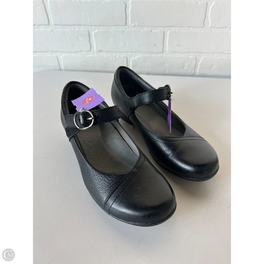 Shoes Flats By Dansko In Black, Size: 5.5