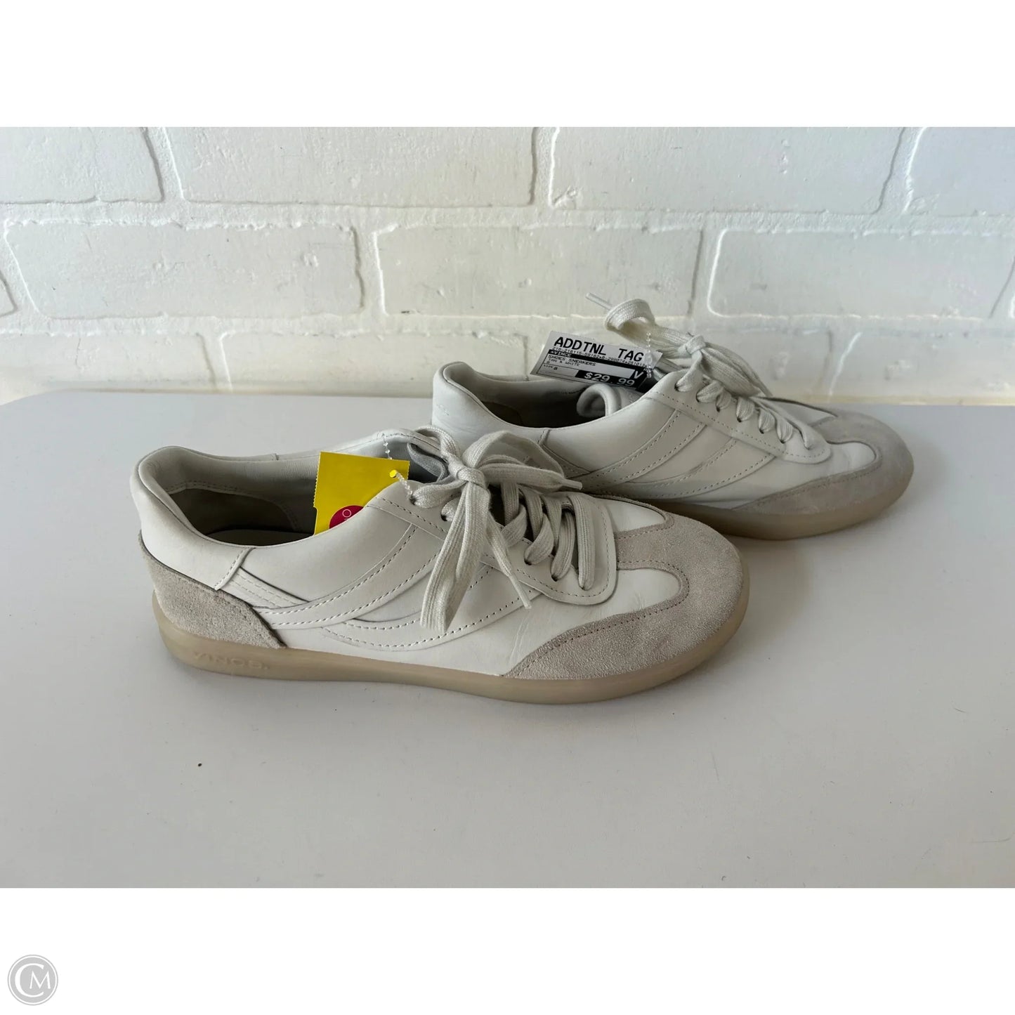 Shoes Sneakers By Vince In Tan & White, Size: 8