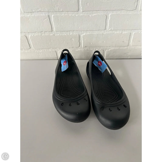 Shoes Flats By Crocs In Black, Size: 9