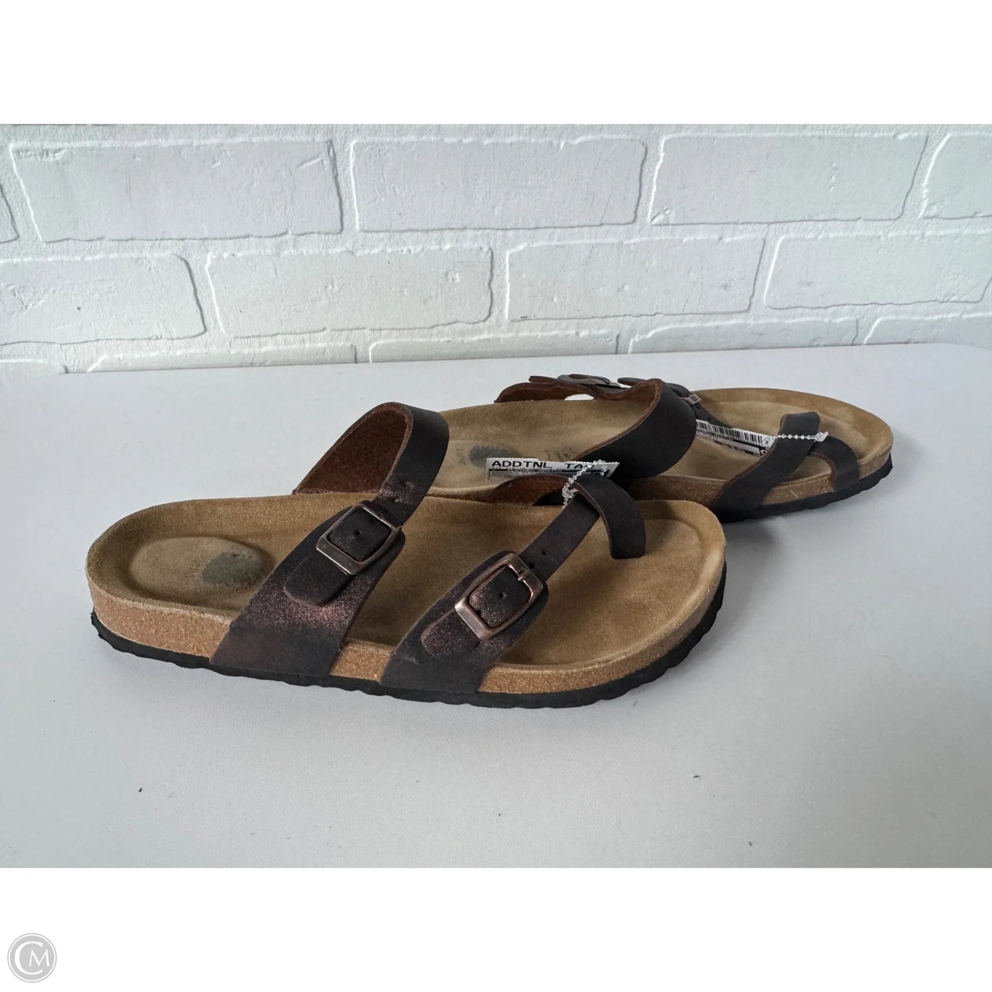 Sandals Flats By Clothes Mentor In Brown, Size: 10.5