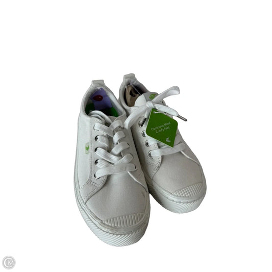 Shoes Sneakers By Cariuma In White, Size: 8.5
