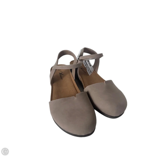 Shoes Flats By Clothes Mentor In Tan, Size: 9.5