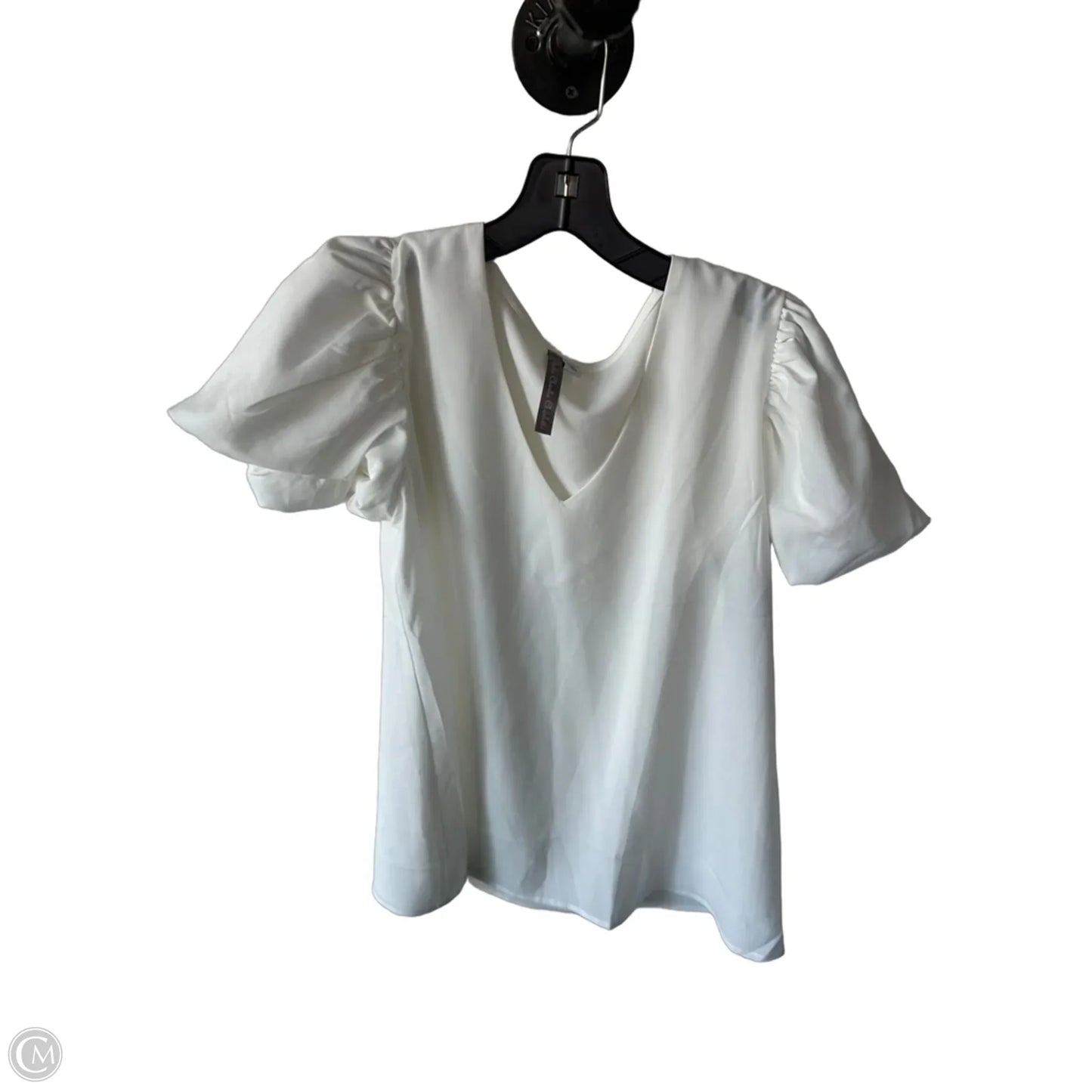 Top Short Sleeve By Clothes Mentor In White, Size: M