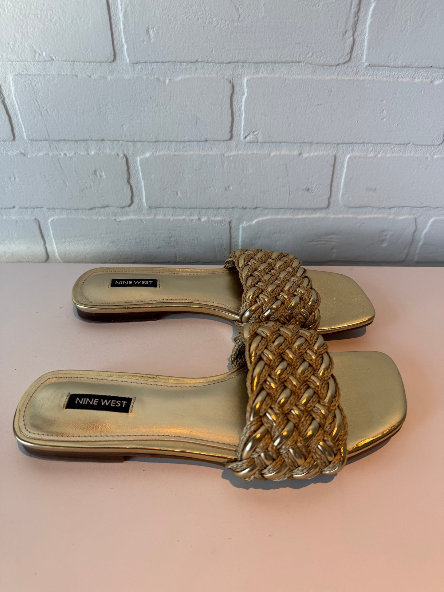 SANDALS FLATS NINE WEST in GOLD, Size: 8.5