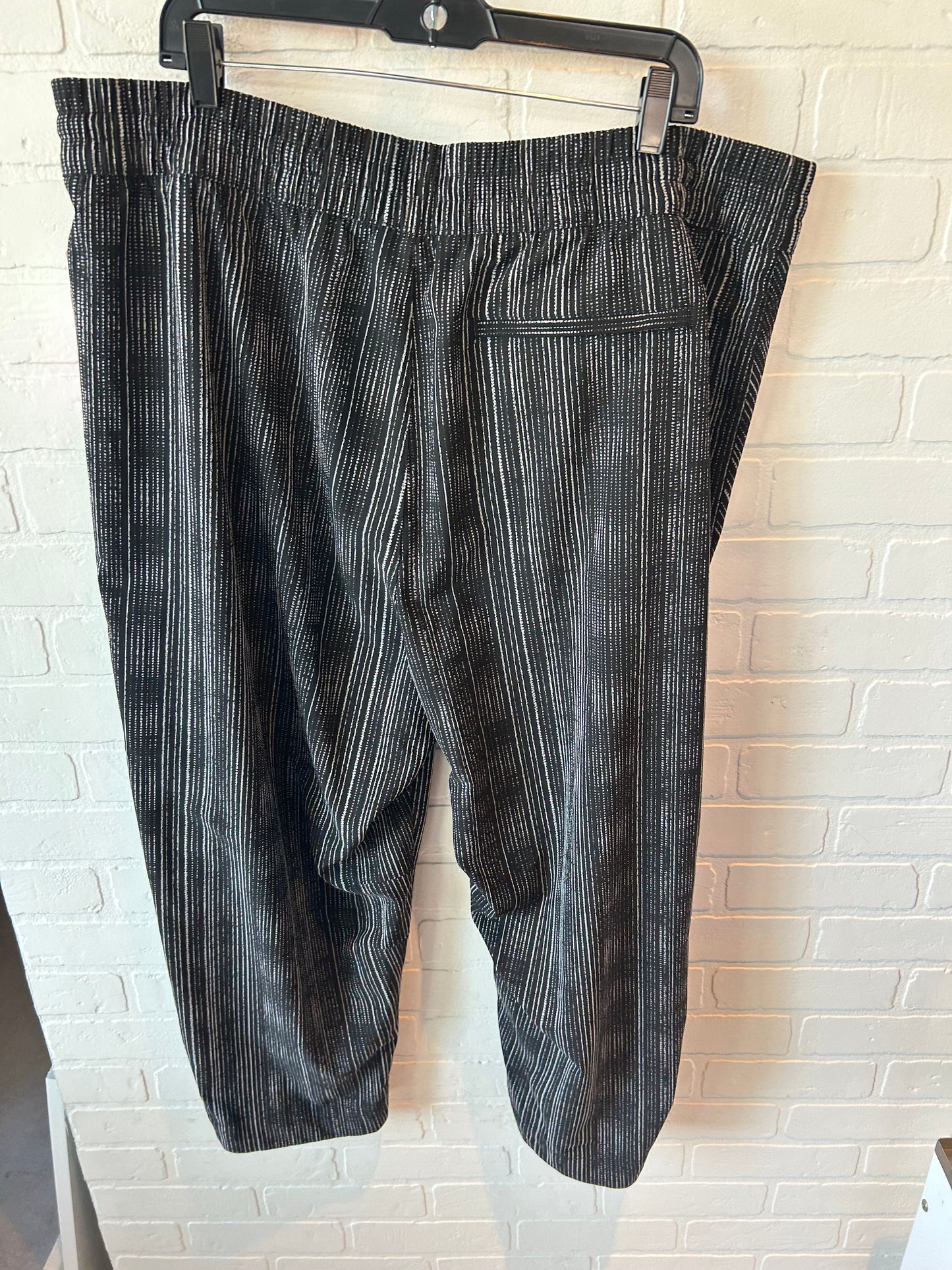 Athletic Pants By Athleta In Black & White, Size: 22