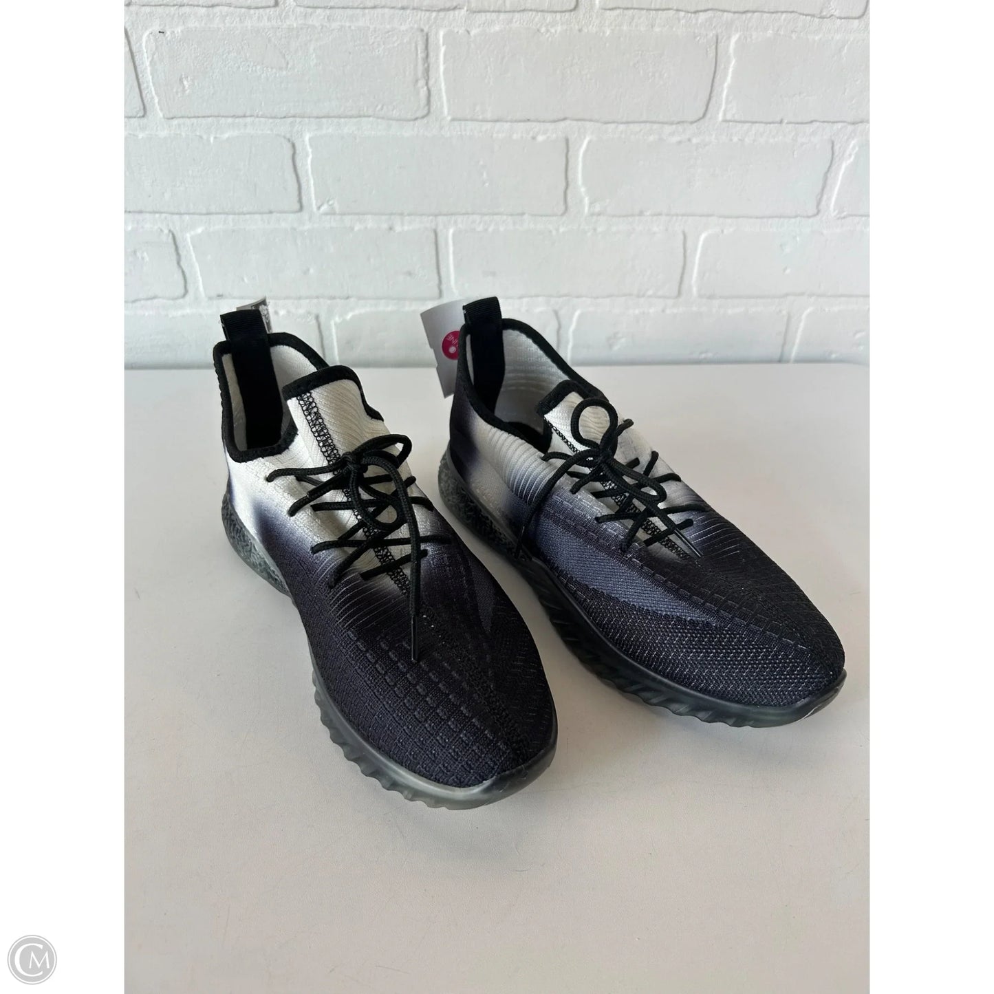 Shoes Athletic By Cmc In Black & White, Size: 9