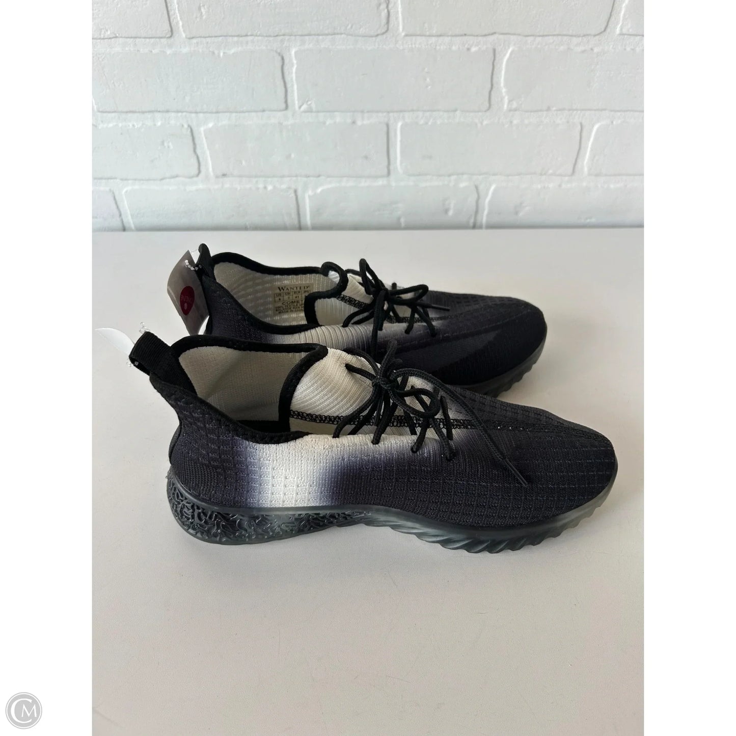 Shoes Athletic By Cmc In Black & White, Size: 9