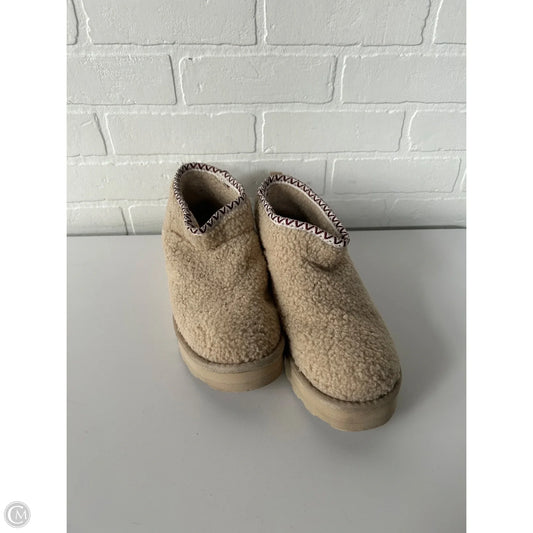 Boots Ankle Flats By Bearpaw In Tan, Size: 9