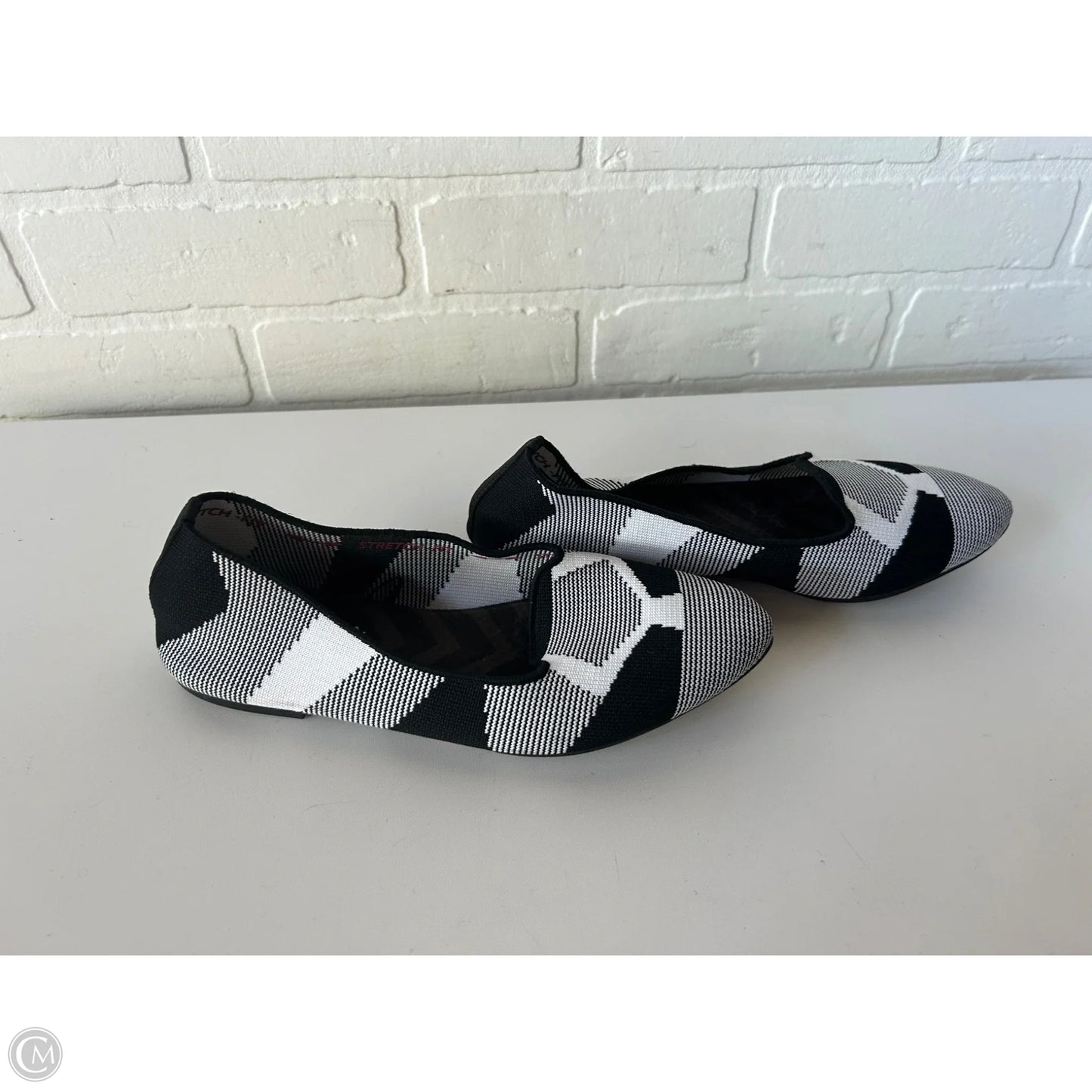 Shoes Flats By Skechers In Black & White, Size: 6.5