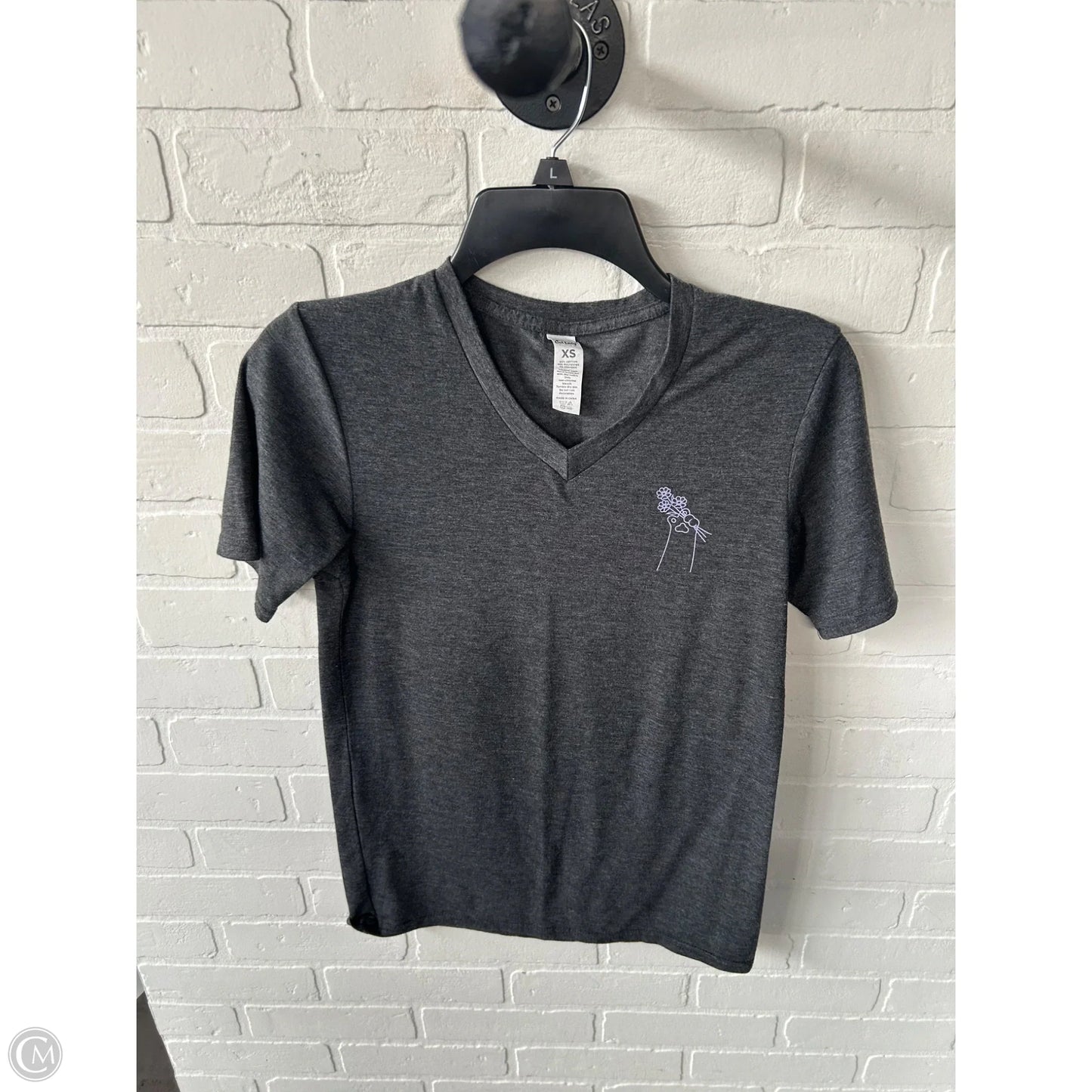 Top Short Sleeve Basic By Clothes Mentor In Grey, Size: Xs