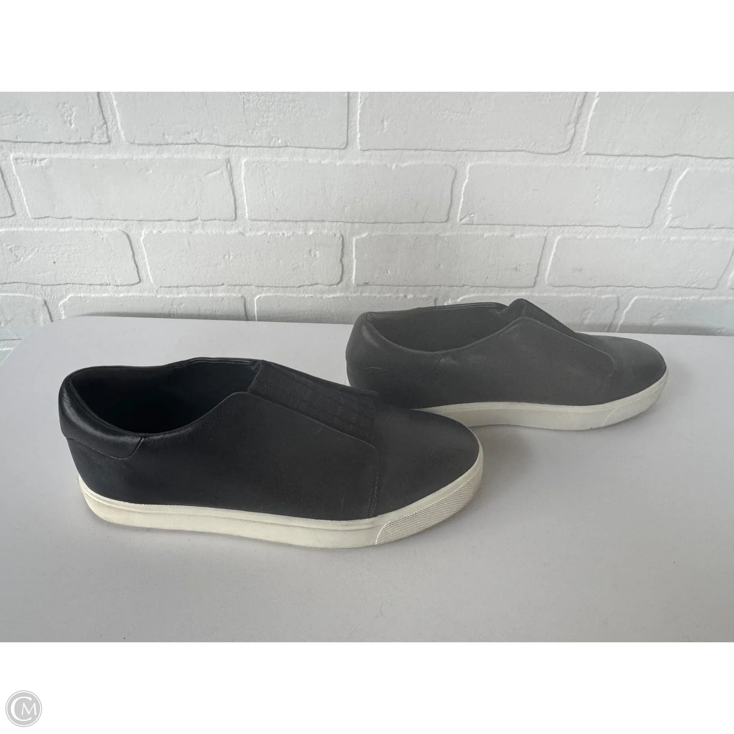 Shoes Flats By Vince In Black, Size: 7