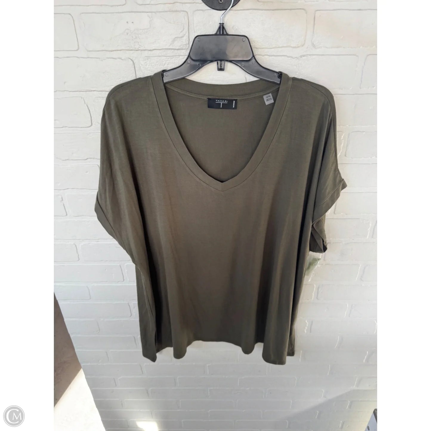 Top Short Sleeve Basic By Tahari In Green, Size: 1x