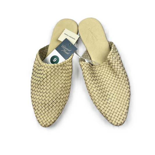 Beige Shoes Flats By Universal Thread, Size: 9