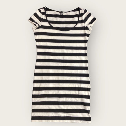 Dress Casual Short By Forever 21 In Black & White, Size: S