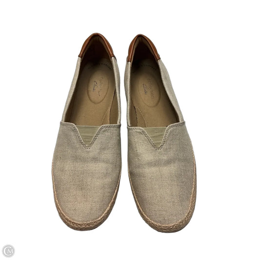 Shoes Flats By Clarks In Beige, Size: 8