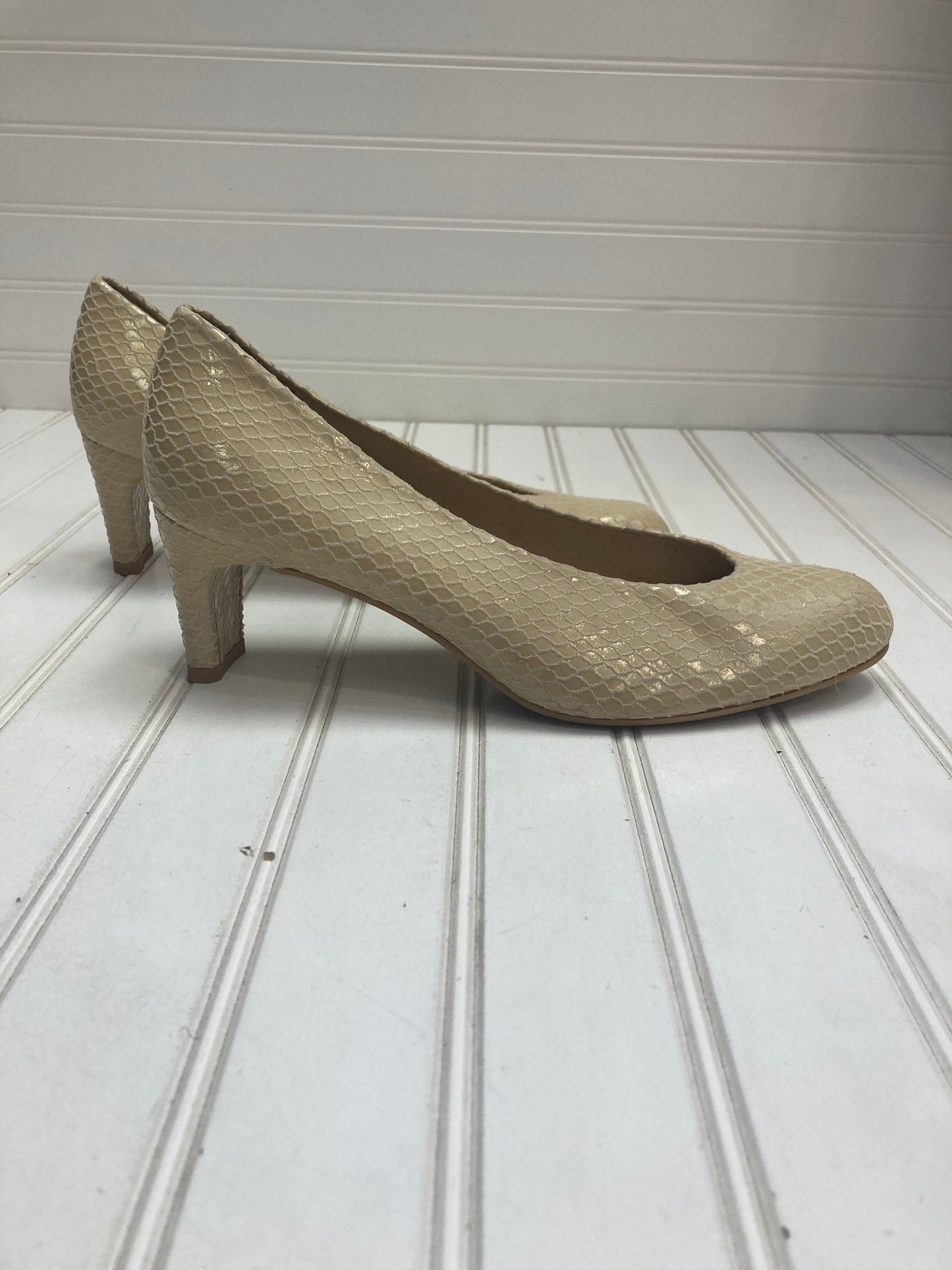 Cream Shoes Designer Stuart Weitzman, Size 8.5