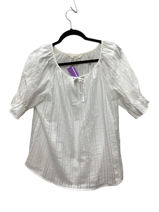 White Top Short Sleeve Clothes Mentor, Size L