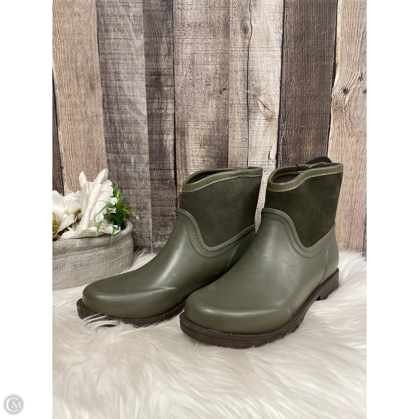 Boots Designer By Ugg In Green, Size: 6
