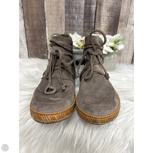 Boots Ankle Flats By Ugg In Taupe, Size: 6.5