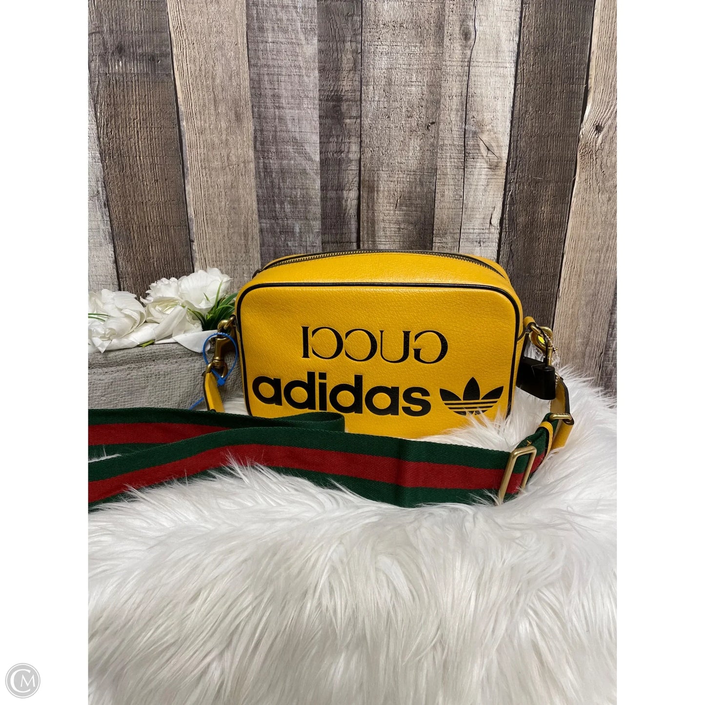 Handbag Luxury Designer By Gucci, Size: Medium