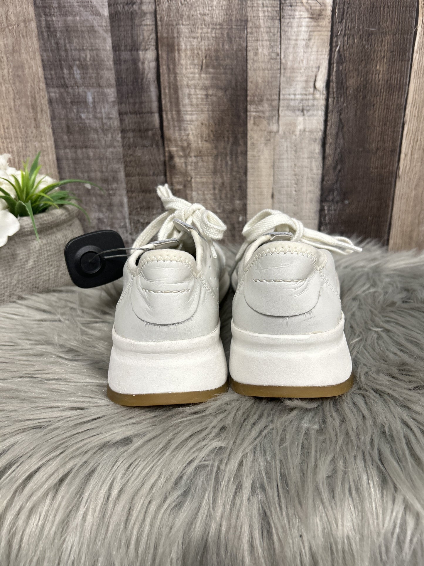 Shoes Sneakers By Clarks  Size: 7.5