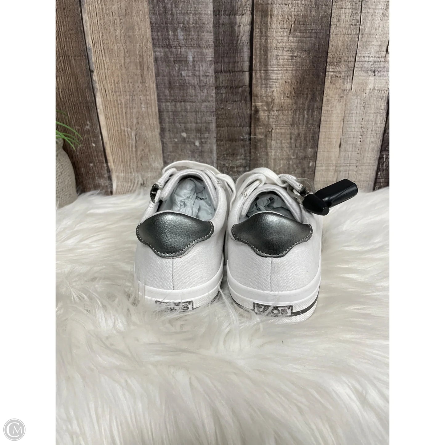 Shoes Sneakers By Taos In White, Size: 6.5