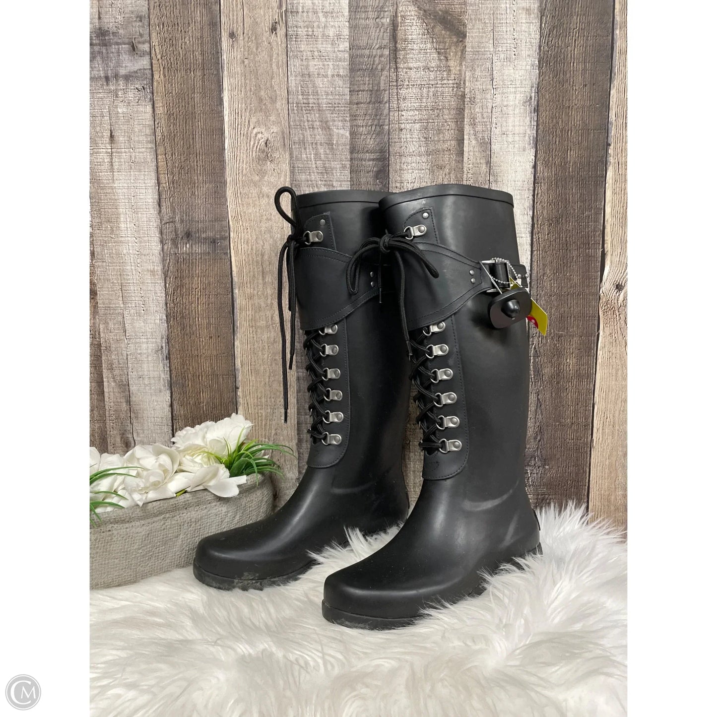 Boots Designer By Ugg In Black, Size: 6