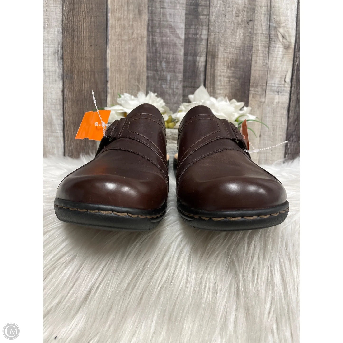 Shoes Flats By Clarks In Brown, Size: 9