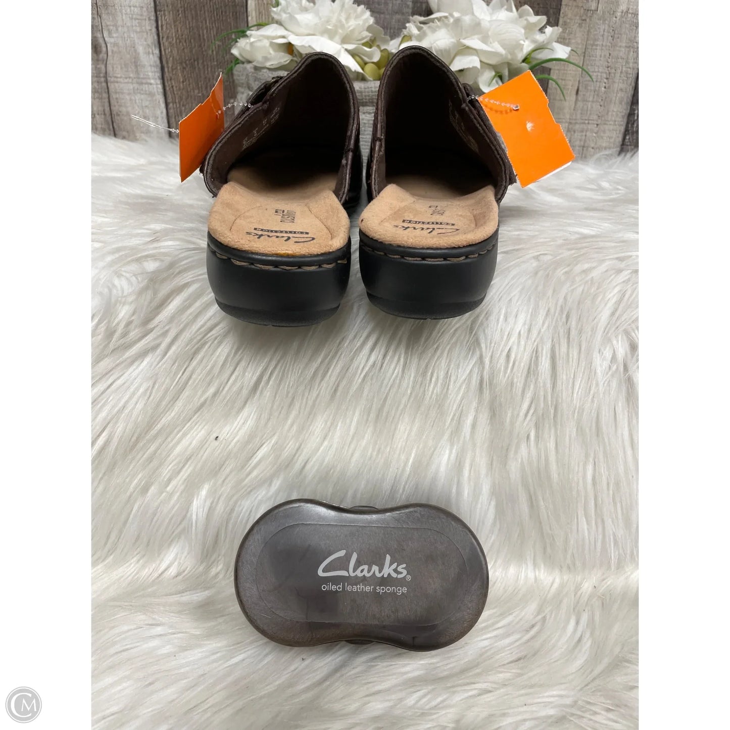 Shoes Flats By Clarks In Brown, Size: 9