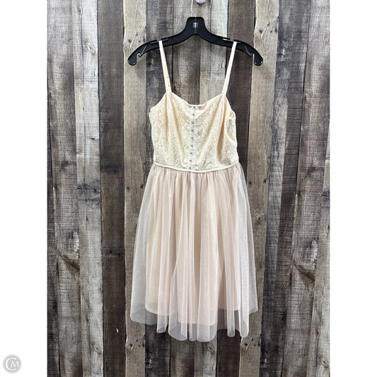 Dress Casual Short By Xhilaration In Beige, Size: M