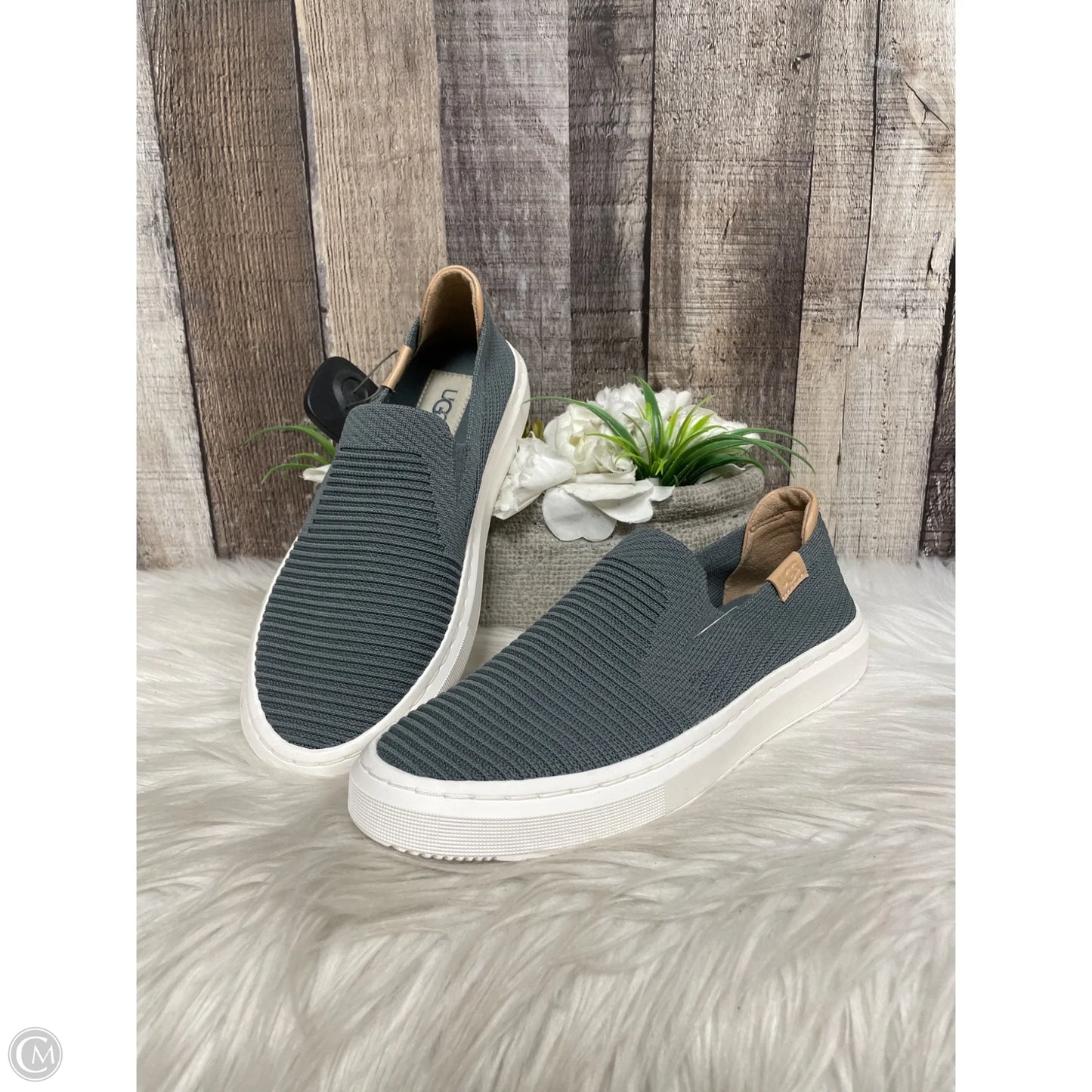 Shoes Designer By Ugg In Grey, Size: 6