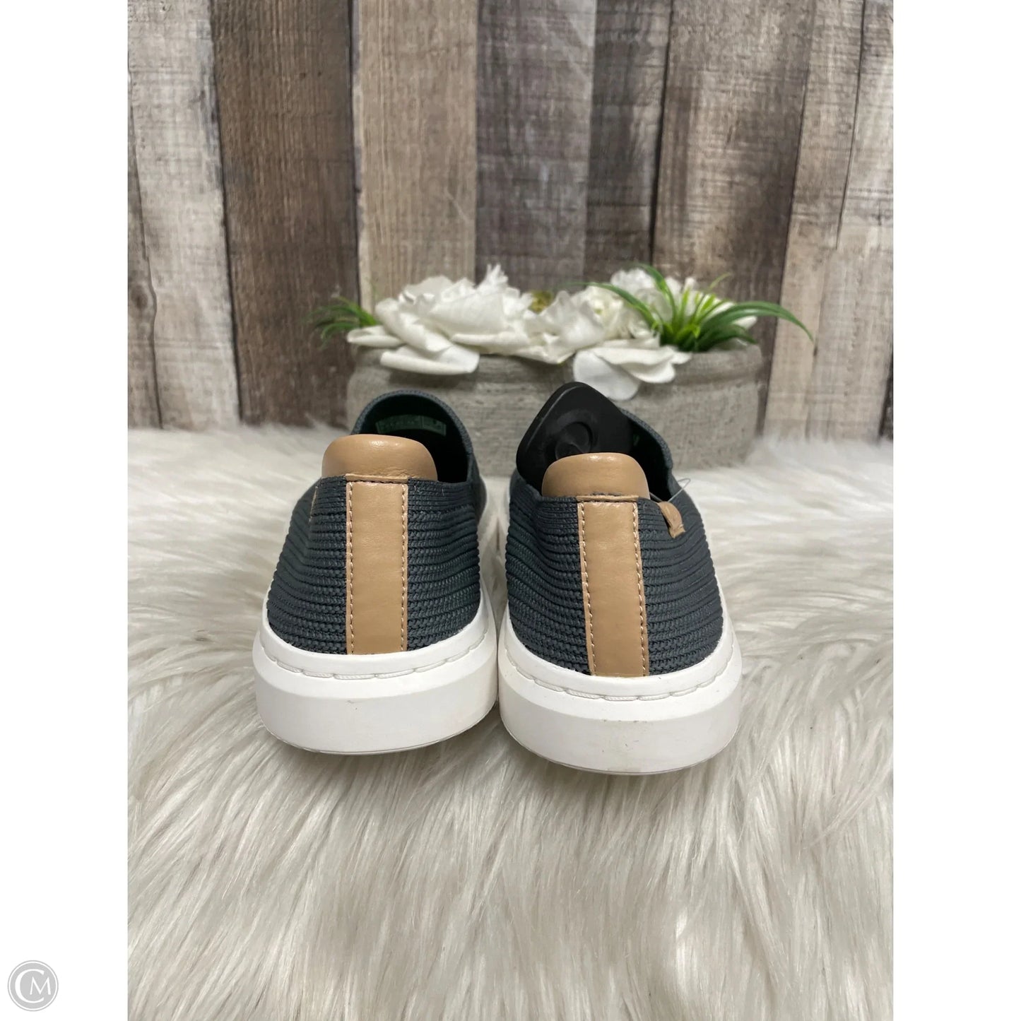Shoes Designer By Ugg In Grey, Size: 6
