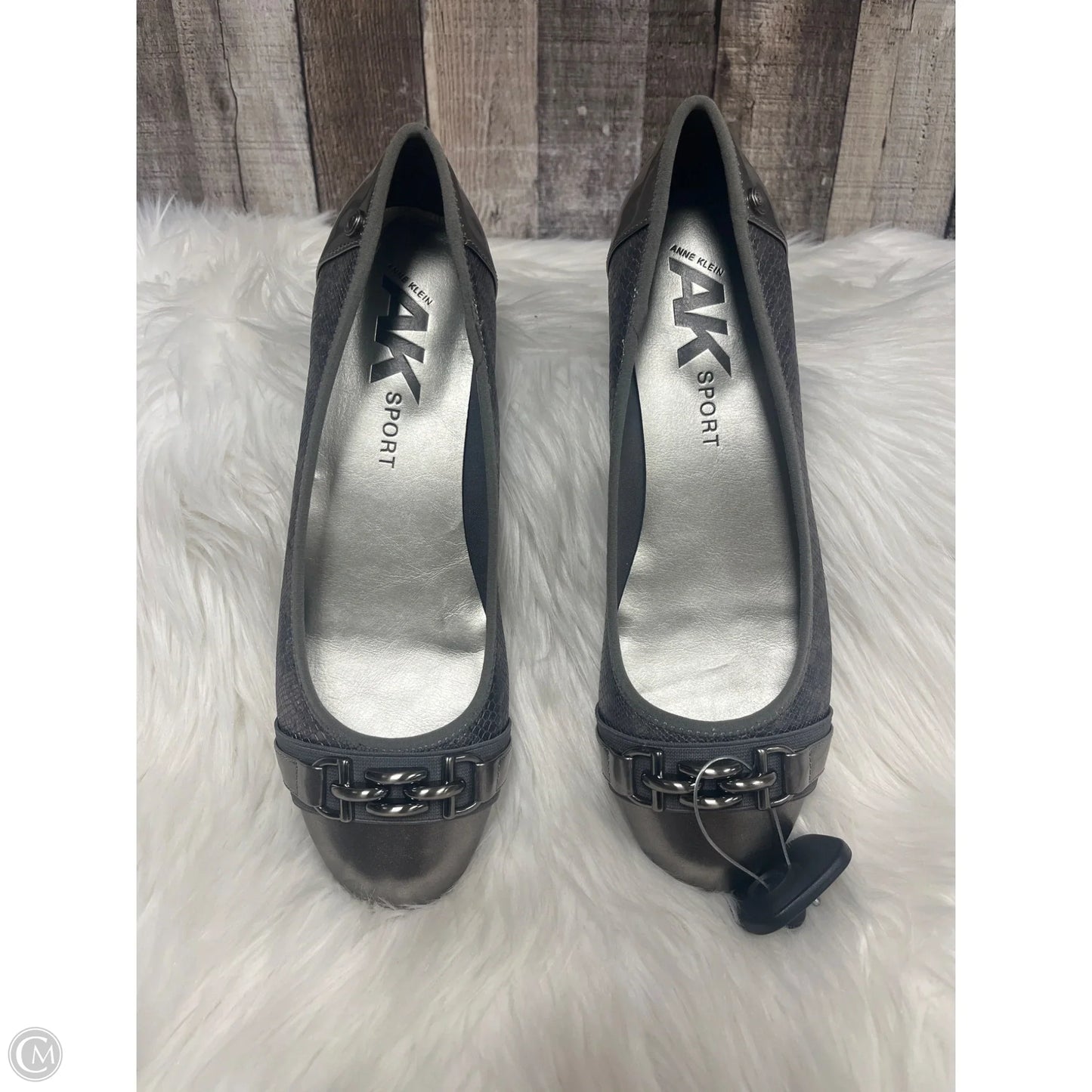 Shoes Flats By Anne Klein In Silver, Size: 11