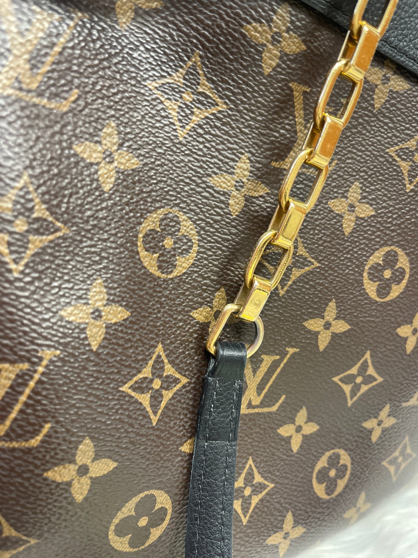 Handbag Luxury Designer By Louis Vuitton  Size: Medium