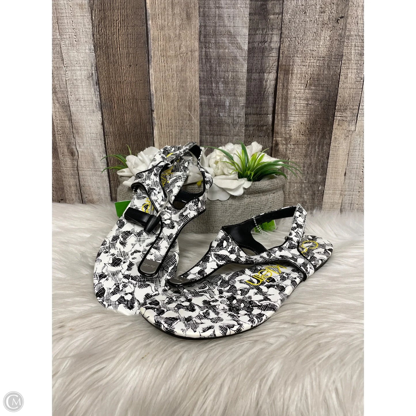 Sandals Flats By Calvin Klein In Black & White, Size: 7.5