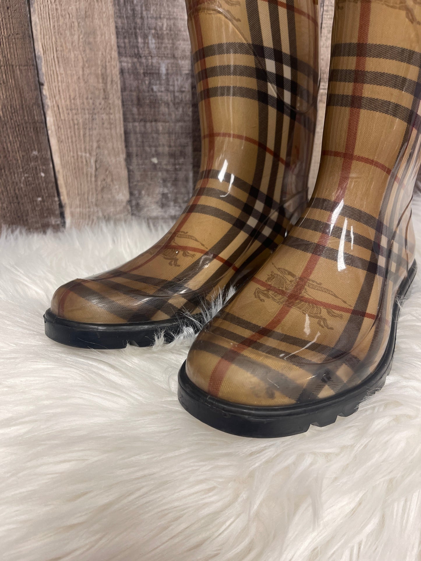 Boots Luxury Designer By Burberry In Plaid Pattern, Size: 6