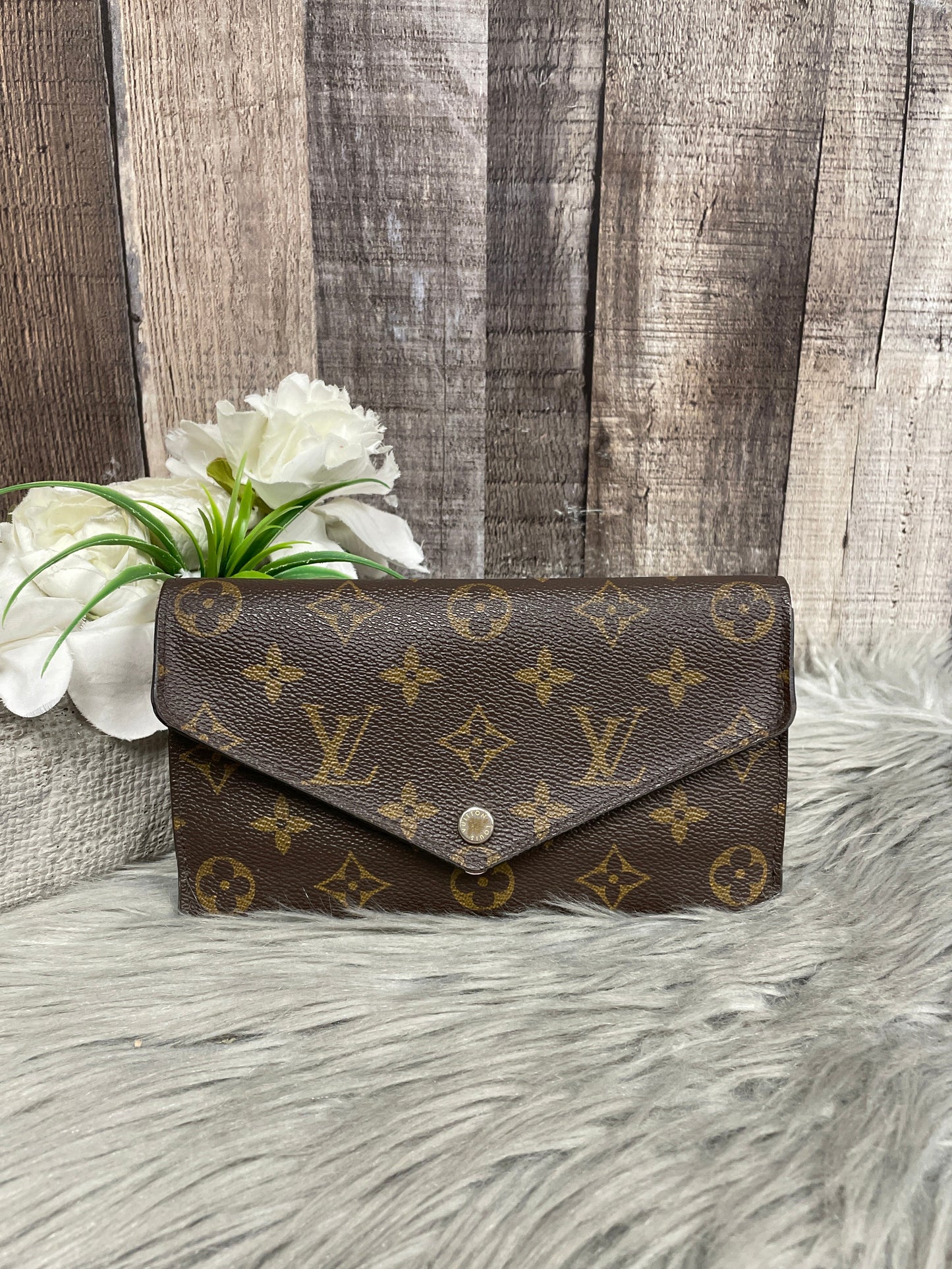 Wallet Luxury Designer By Louis Vuitton, Size: Medium