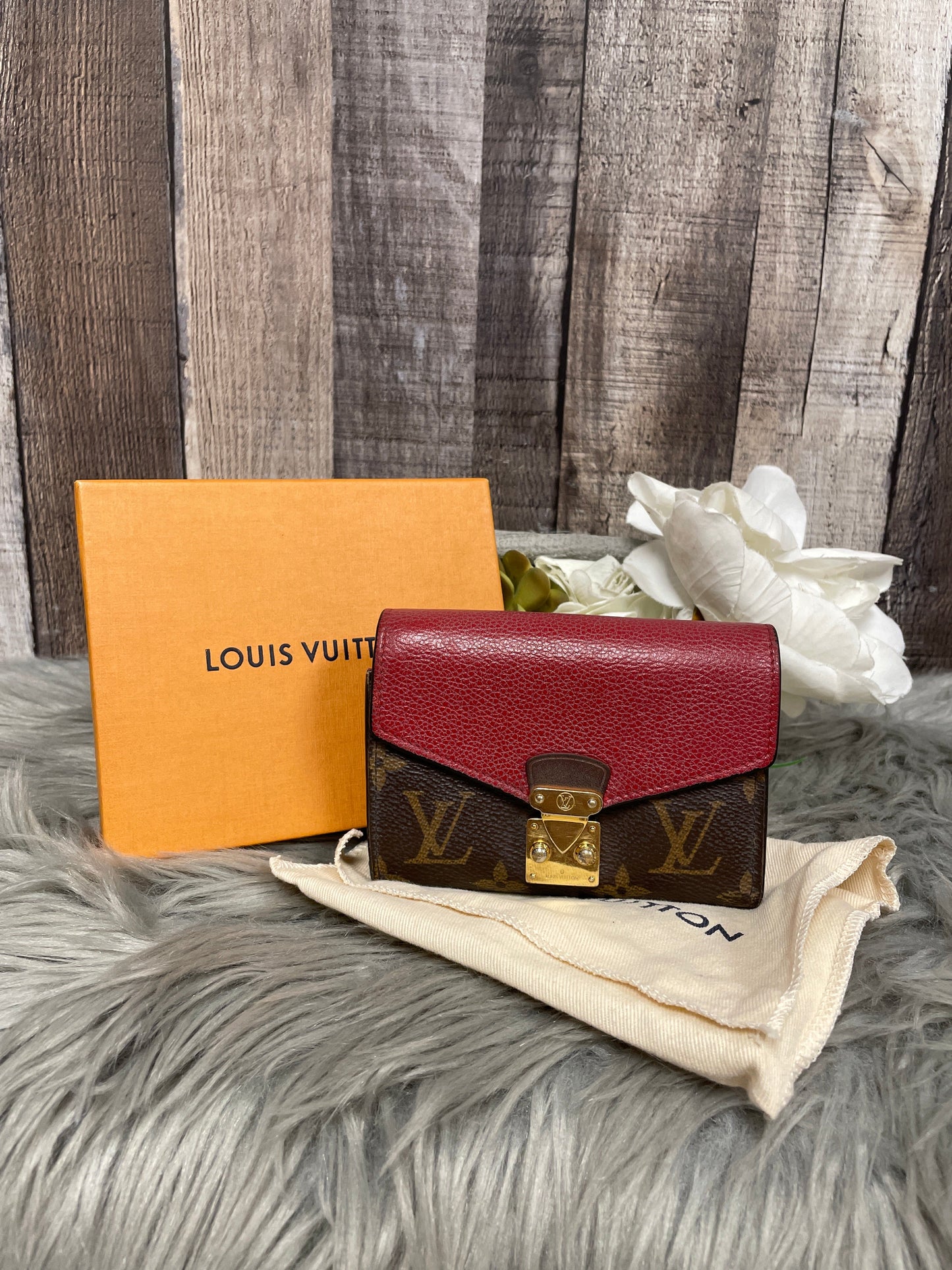 Wallet Luxury Designer By Louis Vuitton, Size: Small