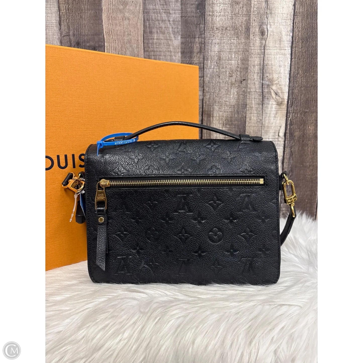 Crossbody Luxury Designer By Louis Vuitton, Size: Medium