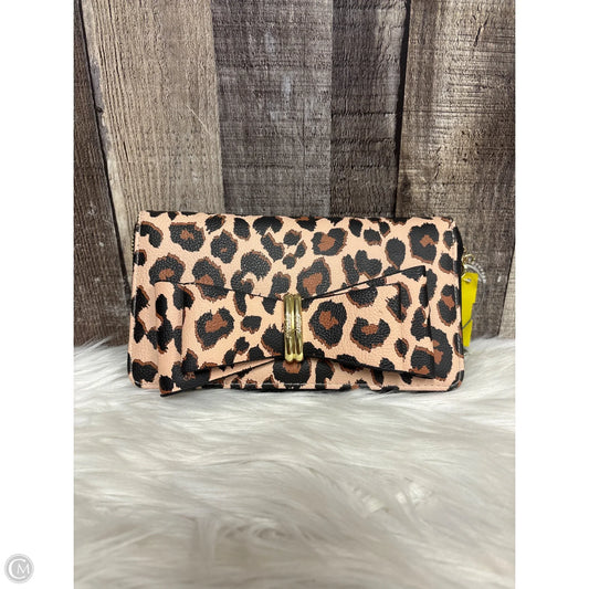 Wristlet By Betsey Johnson, Size: Medium