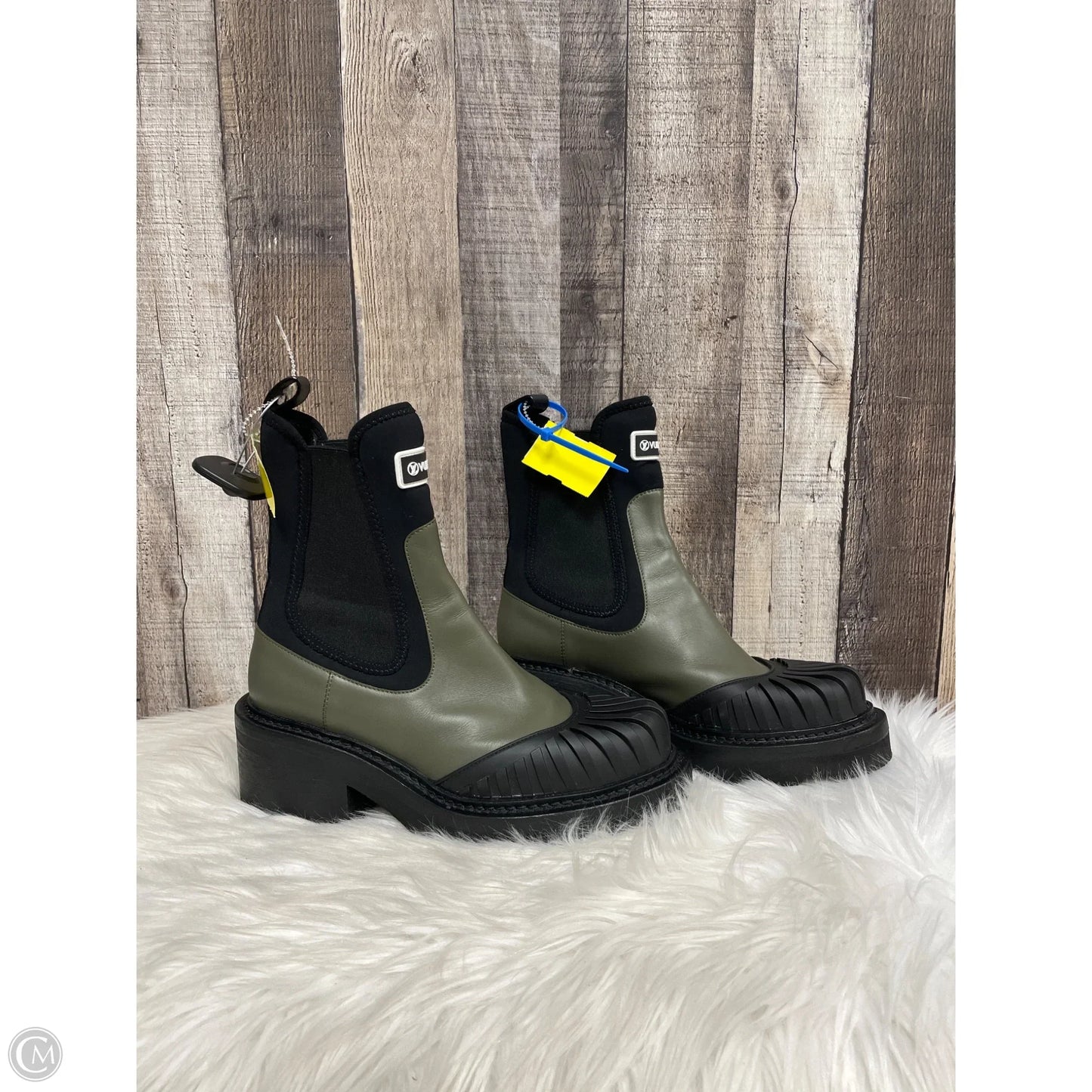 Boots Luxury Designer By Louis Vuitton In Green, Size: 8