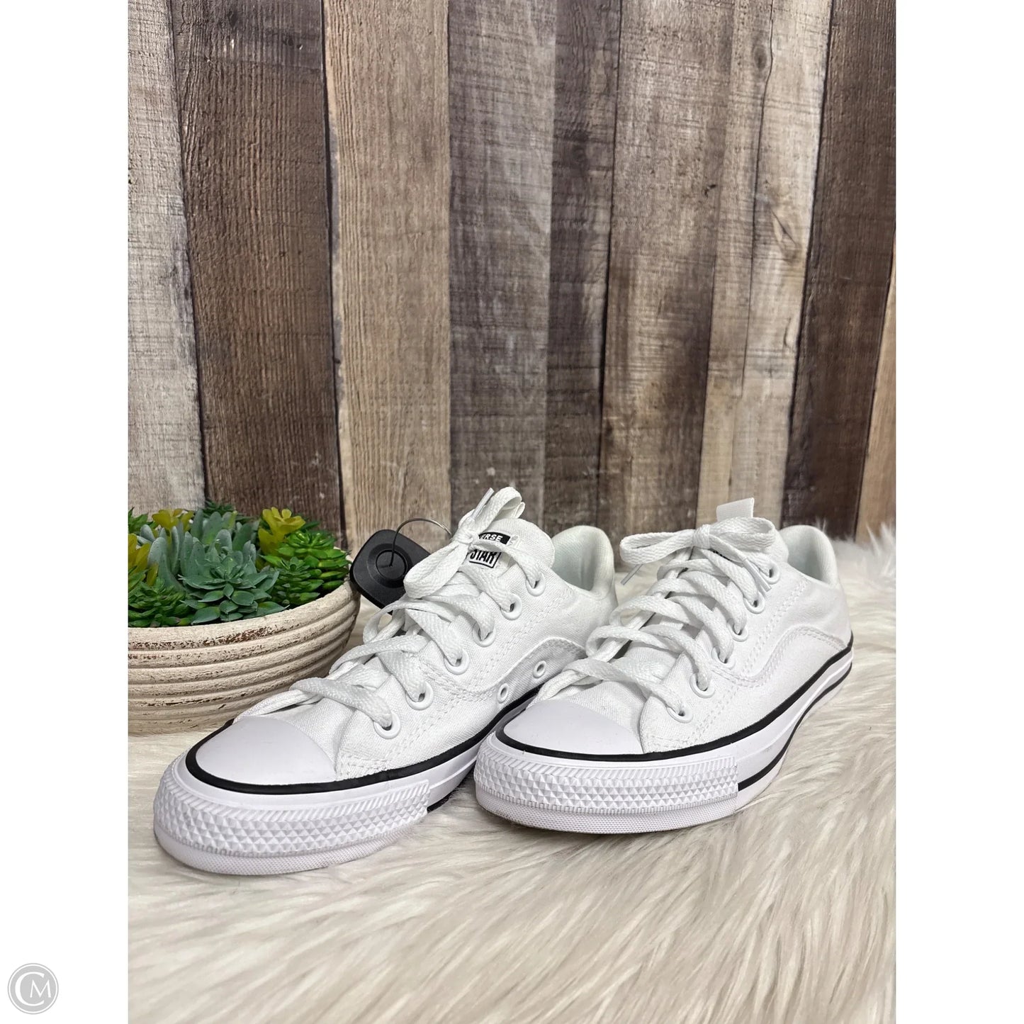 Shoes Sneakers By Converse In White, Size: 6.5